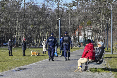 Sopot. Patrol policji w parku północnym. 20.02.2022...