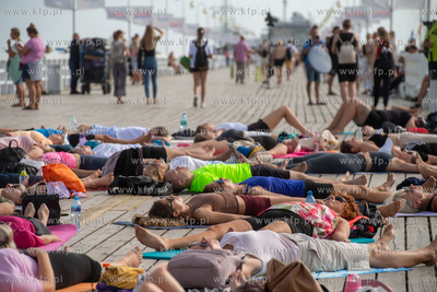 Joga na molo w Sopocie. 17.08.2024. Fot. Konrad Kosycarz...