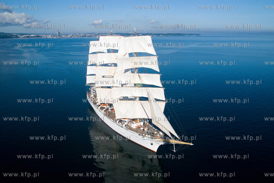 Dar Mlodziezy z perspektywy lotu ptaka u bram Gdyni....