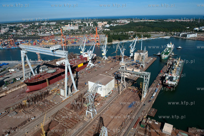 Stocznia Gdynia z lotu ptaka. NZ wprowadzanie statku...
