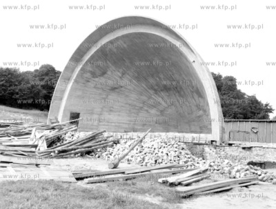 Budowa muszli koncertowej na placu Zebran Ludowych...