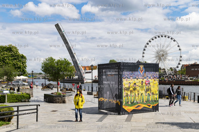 Kibice Manchester United i Villarreal CF spacerujący...