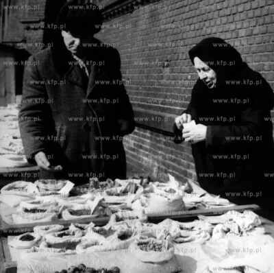 Stoisko z nasionami przy Hali Targowej w Gdansku. 1955...