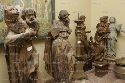 Uratowane zabytki ze spalonego kosciola sw. Katarzyny...