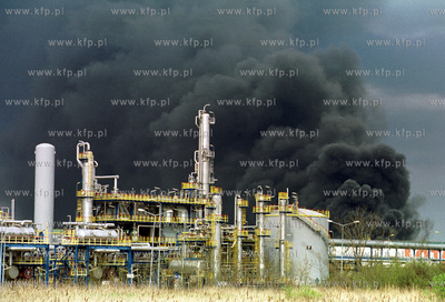 Pozar jednego ze zbiornikow Rafinerii Gdanskiej.3.05.2003fot....