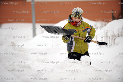 Gdansk. Wreszcie zima jak trzeba. Dzieciaki robia tunele...