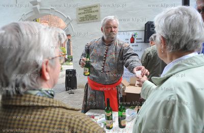 Pomorskie Swieto Produktu Tradycyjnego w Gdansku obok...