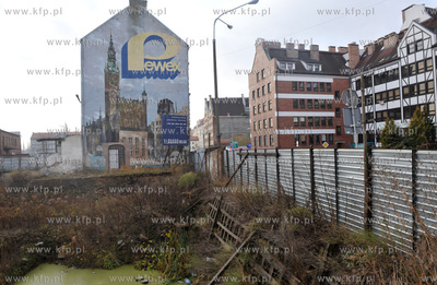 Stara reklama sklepu Pewex na budynku na wyspie Spichrzow...