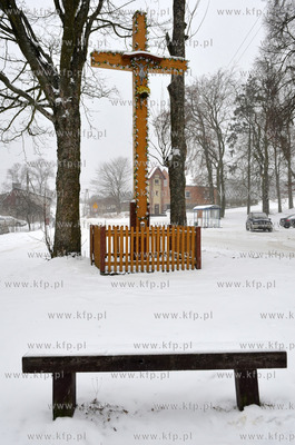 Zima w Sulminie na Kaszubach. Krzyz na skrzyzowaniu...