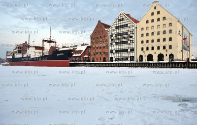 Zimowy Gdansk widziany z perpektywy zamarznietej Motlawy....