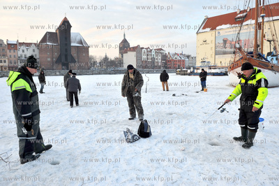 Wedkarze lowia ryby na zamarznietej Motlawie w Gdansku...