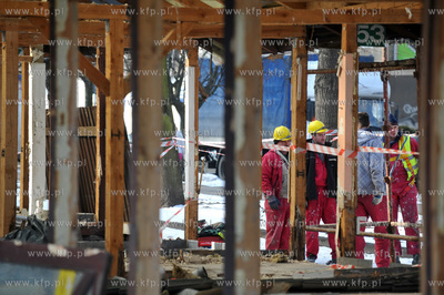 Rozbiorka pawilonow handlowych wzdluz starych murow...