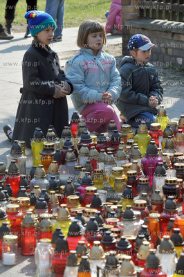 Sopot. Ul. Armii Krajowej 55. Ludzie skladaja kwiaty...