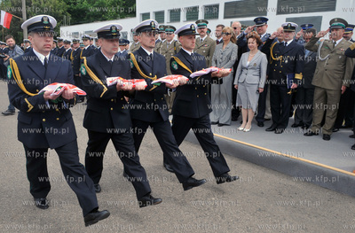 Uroczystosc nadania imienia i podniesienia bandery...