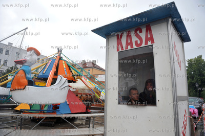 Gdansk. Na Targu Weglowym ustawiono male wesole miasteczko,...