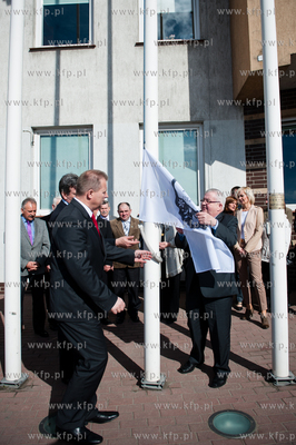 Zukowo. Uroczyste wciagniecie flagi na maszt przed...