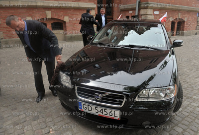 Gdansk, Nowy Ratusz. Kierowca czysci samochod Przewodniczacego...