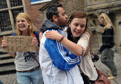 Bezplatne przytulanie przed Ratuszem Głownomiejskim...