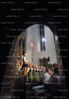 Koncert koled w wykonaniu zespolu Mazowsze w kosciele...