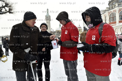 Orszak Trzech Króli w Sopocie. Plac Zdrojowy. Wolontariusza...