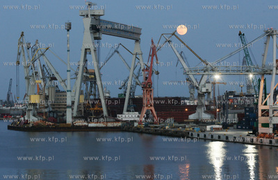 Ksiezyc nad Stocznia Gdynia S.A..
12.05.2006
fot....