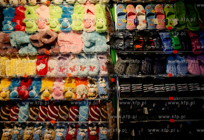 Gdansk Wrzeszcz. Stoisko z kapciami na dworcu PKP.
05.03.2010
fot....