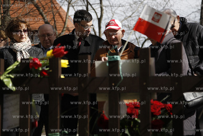 Sopot. Ludzie pala znicze i skladaja wiazanki kwiatow...