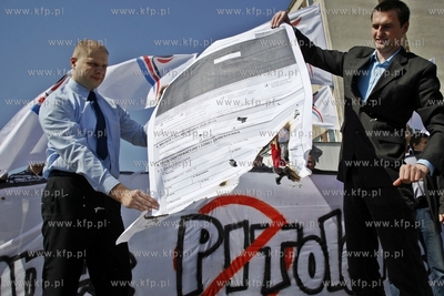 Gdansk. Urzad skarbowy przy ul. Kolobrzeskiej. Protest...
