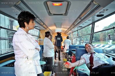 Gdansk. Marszalek pomorski honorowo oddaje krew w ambulansie...