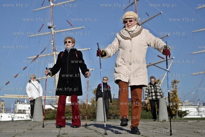 Zajecia z nordic walking grupy gdynskiego Centrum Aktywnosci...