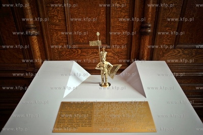 Gdansk. Dwor Artusa. Wystawa Prosimy dotykac eksponatow,...