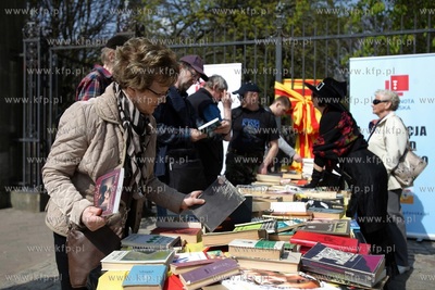 Gdańsk Oliwa. Wymiana książek wśród mieszkańców...