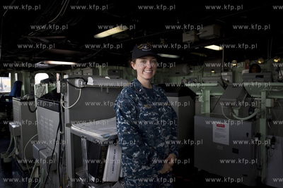 Amerykański okręt desantowy San Antonio dowodzący...