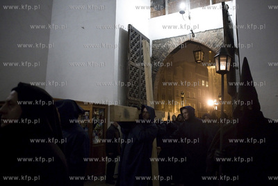 Gdańsk. Misterium Nocne. Uczestnicy misterium w Bazylice...