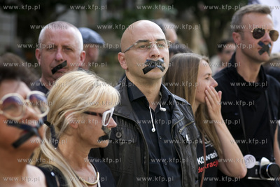 Gdańsk. Długi Targ. Milczący protest KOD-u przeciw...