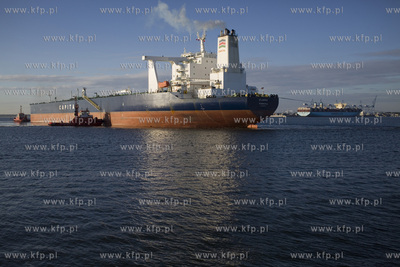 Irański supertankowiec M/T Atlantas wpływa do Naftoportu...