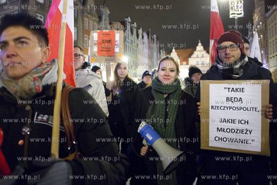 Długi Targ w Gdańsku. Protest środowisk opozycyjnych...