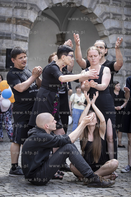 Gdańsk. ul. Długa i Długi Targ. Parada na zakończenie...