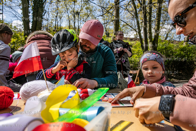 Sopocka Majówka z biblioteką przy ulicy Goyki. Ręczne...