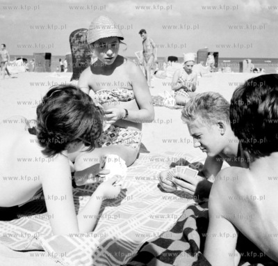Plazowicz graja w karty na Trojmiejskiej plazy. 1967...
