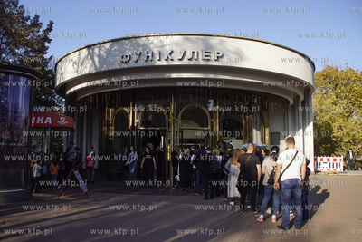 Kijowski funikular to kolejka linowo-terenowa, która...