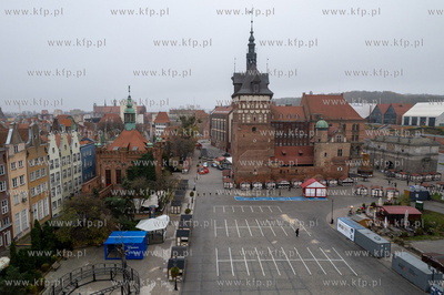 Na Targu węglowym w Gdańsku rozstawiane są pawilony...
