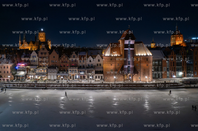 Wieczorne spacery po skutej lodem Motławie w Gdańsku....