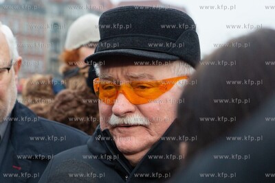 Gdańsk, Składanie kwiatów pod Pomnikiem Poległych...