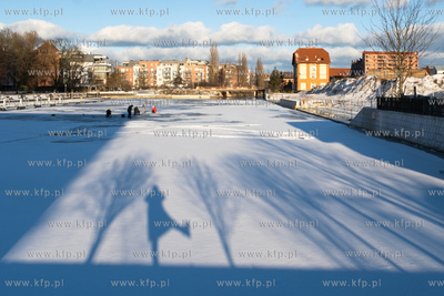 Gdańsk. Żabi Kruk. Nz. Wedkarze na zmarźniętej...