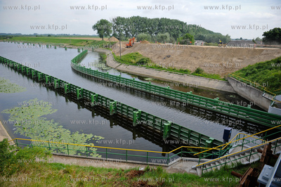 Przegalina. Budowa mostu zwodzonego przy sluzie Przegalina.
22.07.2011
fot....