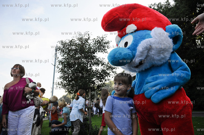 Gdynia. Bulwar nadmorski. Akcja promocyjna filmu Smerfy,...