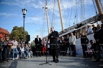 Gdansk. Nabrzeze Targu Rybnego. Chrzest Zaglowca- Kapitan...