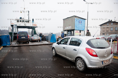 Gdansk. Platna samochodowa przeprawa promowa laczaca...