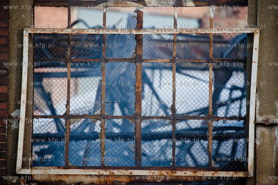 Gdansk. Dogaszanie doszczetnie spalonej hali produkcyjnej...